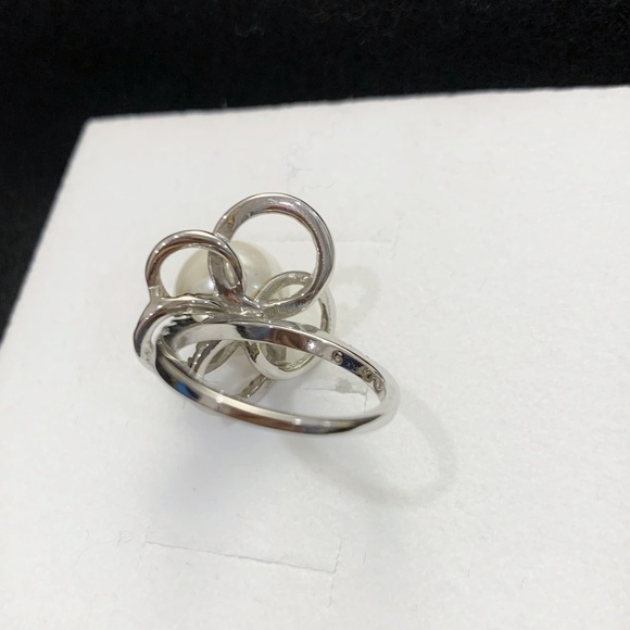 GUESS Flower Fashion Ring - Picture 7 of 8